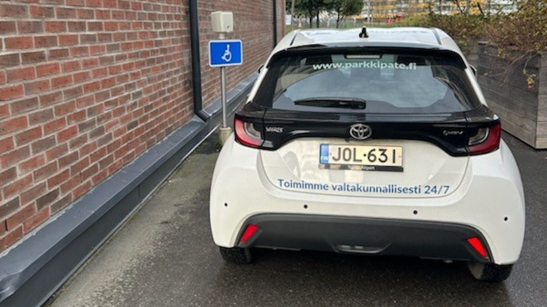 ParkkiPaten työntekijä pysäköi invapaikalle – silminnäkijän kysymys sai mieheen vauhtia