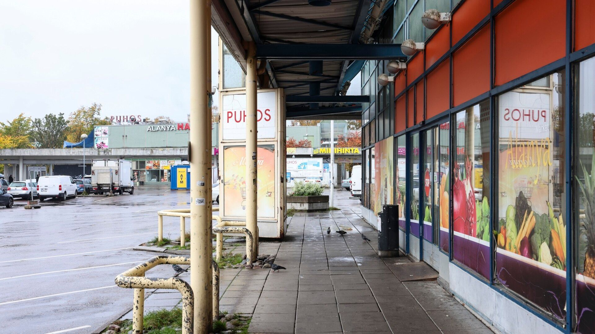 Poliisi iski Puhoksen ostoskeskukseen – epäily huumekaupasta
