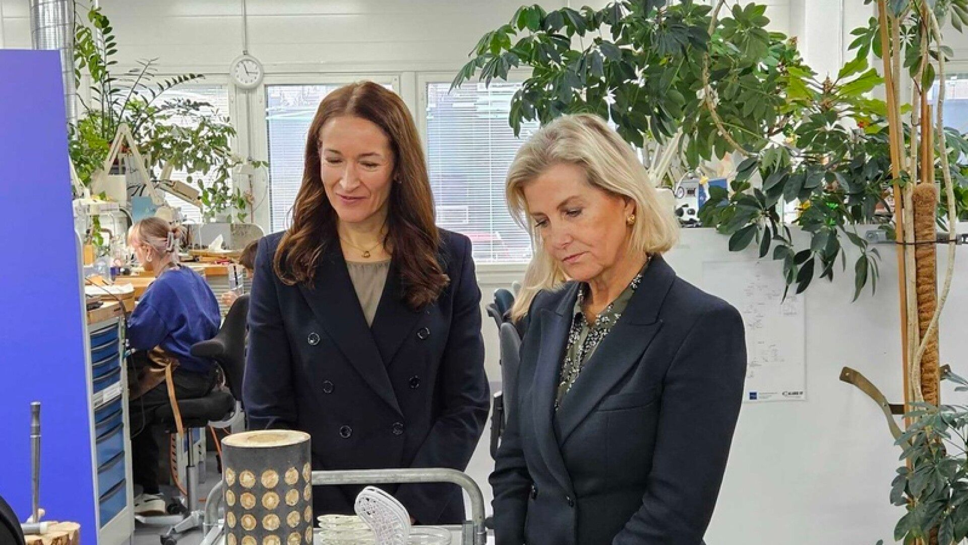 Herttuatar Sophie pääsee takomaan oman sormuksen Suomen-vierailulla – riemastunut reaktio