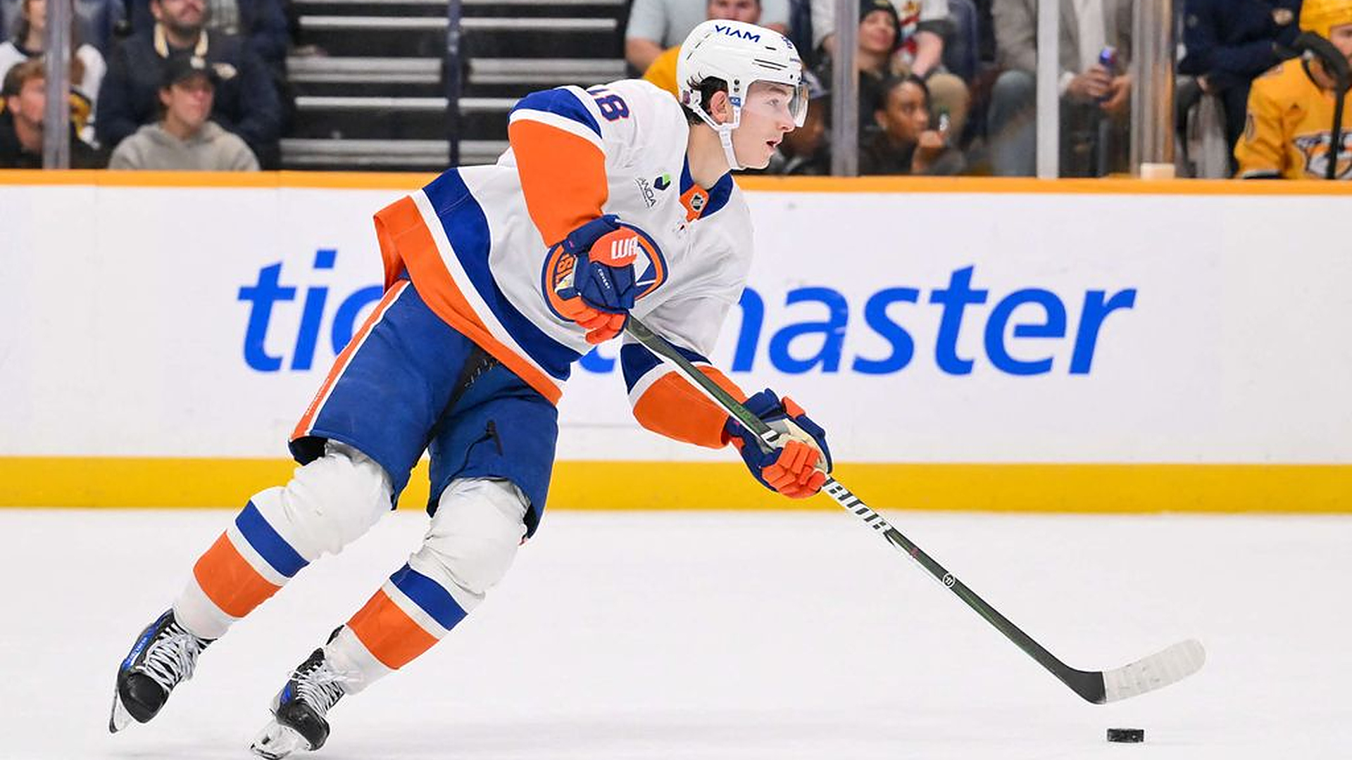 Viiden minuutin vaihto! NHL:n teinitähti teki historiaa
