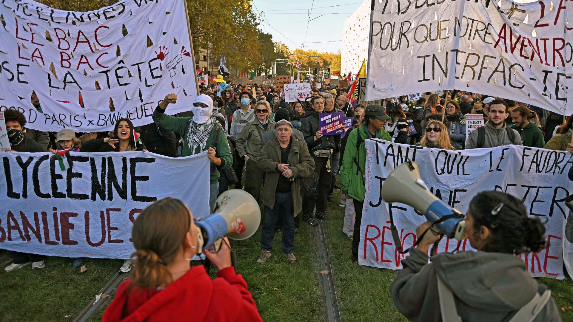 Noin 15 000 mielenosoittajaa osallistuu protesteihin eri puolilla Ranskaa
