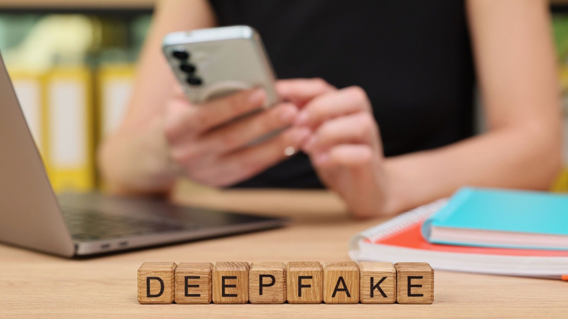 Historiallinen deepfake-tuomio – uhrin sanat pysäyttivät: ”Tuskallisen todellinen”