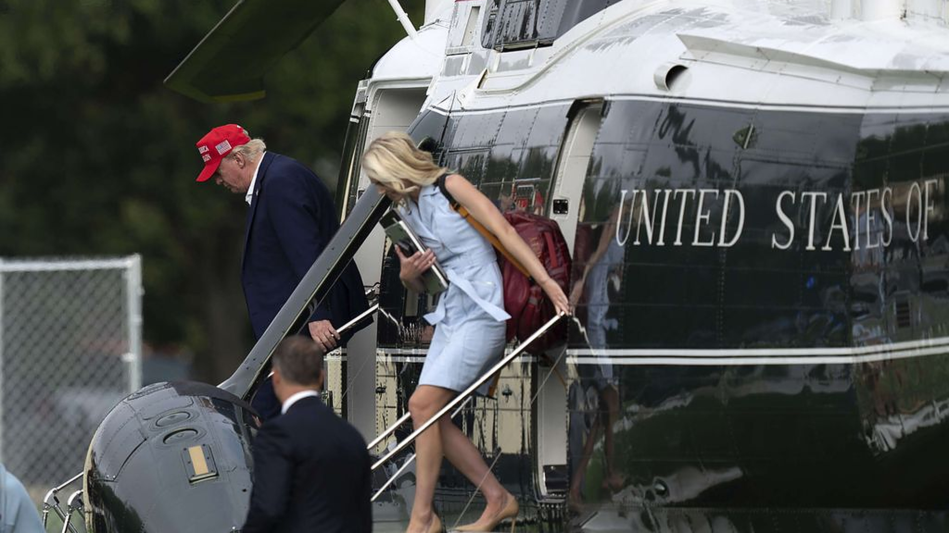 Kehonkielen asiantuntija: Tällainen on Trumpin suhde Natalie Harpiin