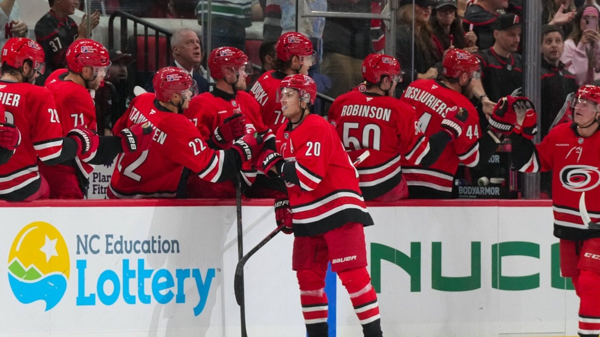 NHL-kohutähden uusi joukkue nöyryytti Mikko Rantasta ja kumppaneita – Sebastian Aho sai yleisön huutamaan