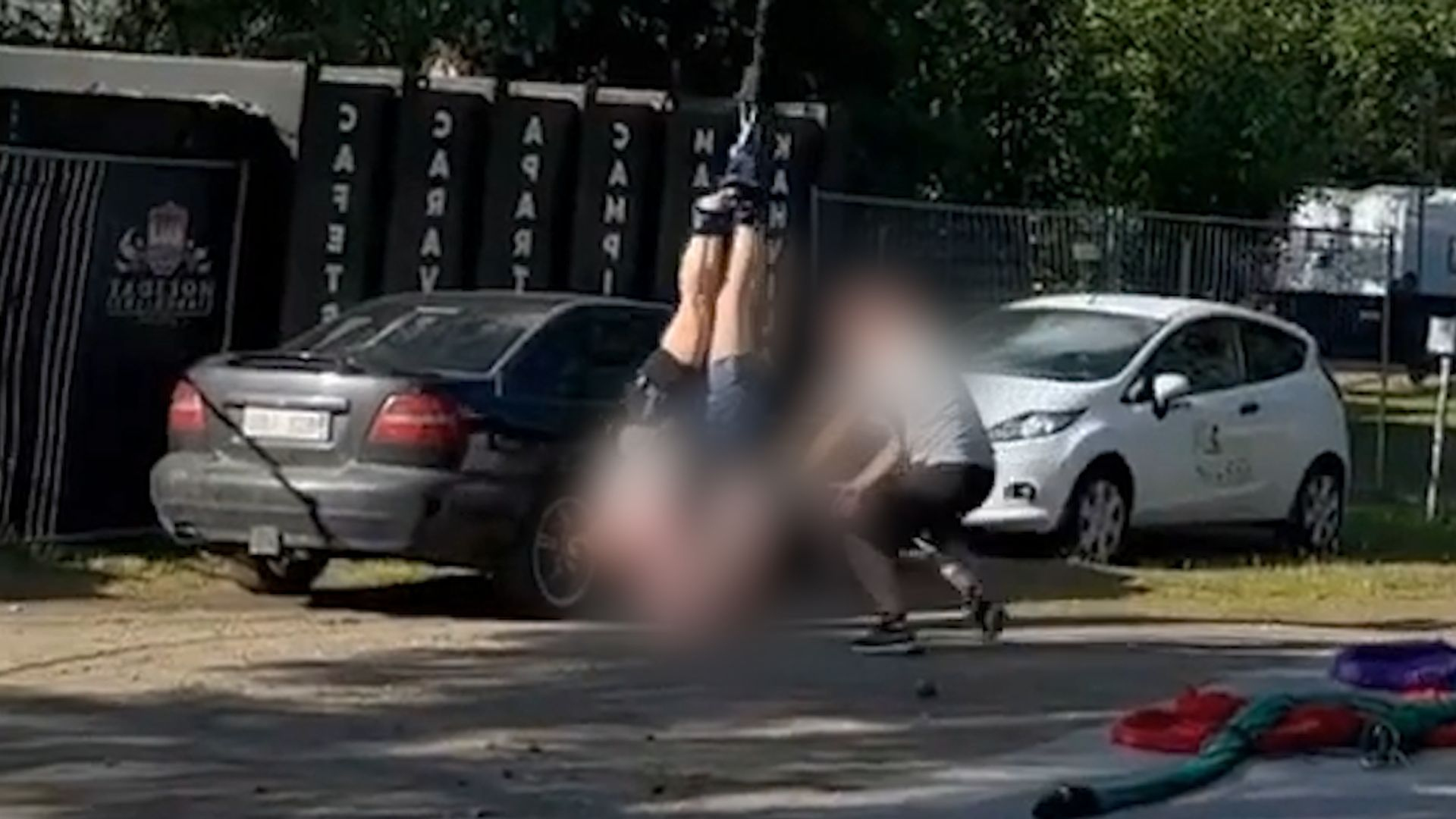 Video näyttää, miten benjihyppy epäonnistuu Ilosaarirockissa ja naiset selviävät pienillä vammoilla