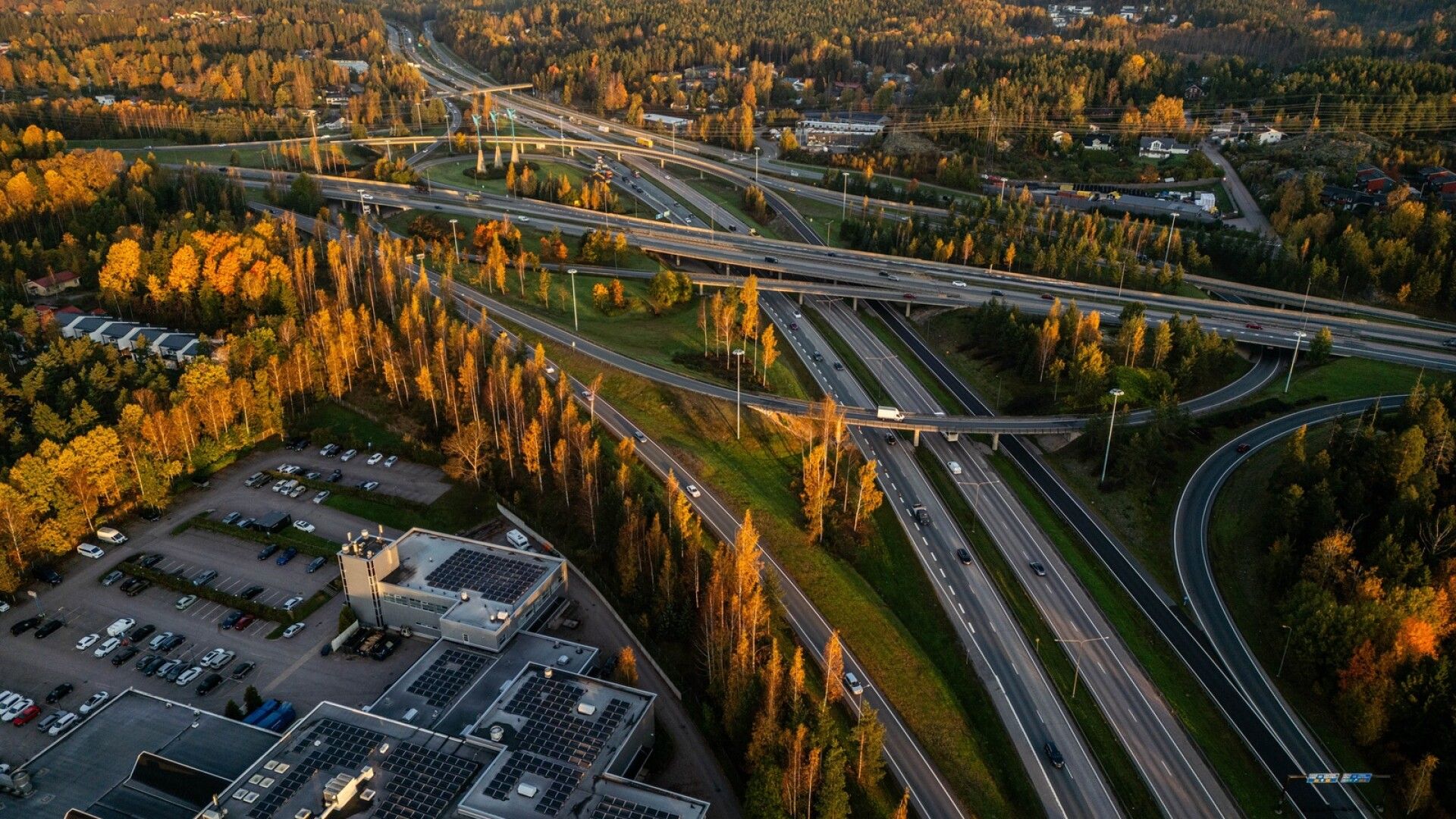 Länsiväylä: Espoo hankkii ökyautoja samaan aikaan, kun se irtisanoo väkeä