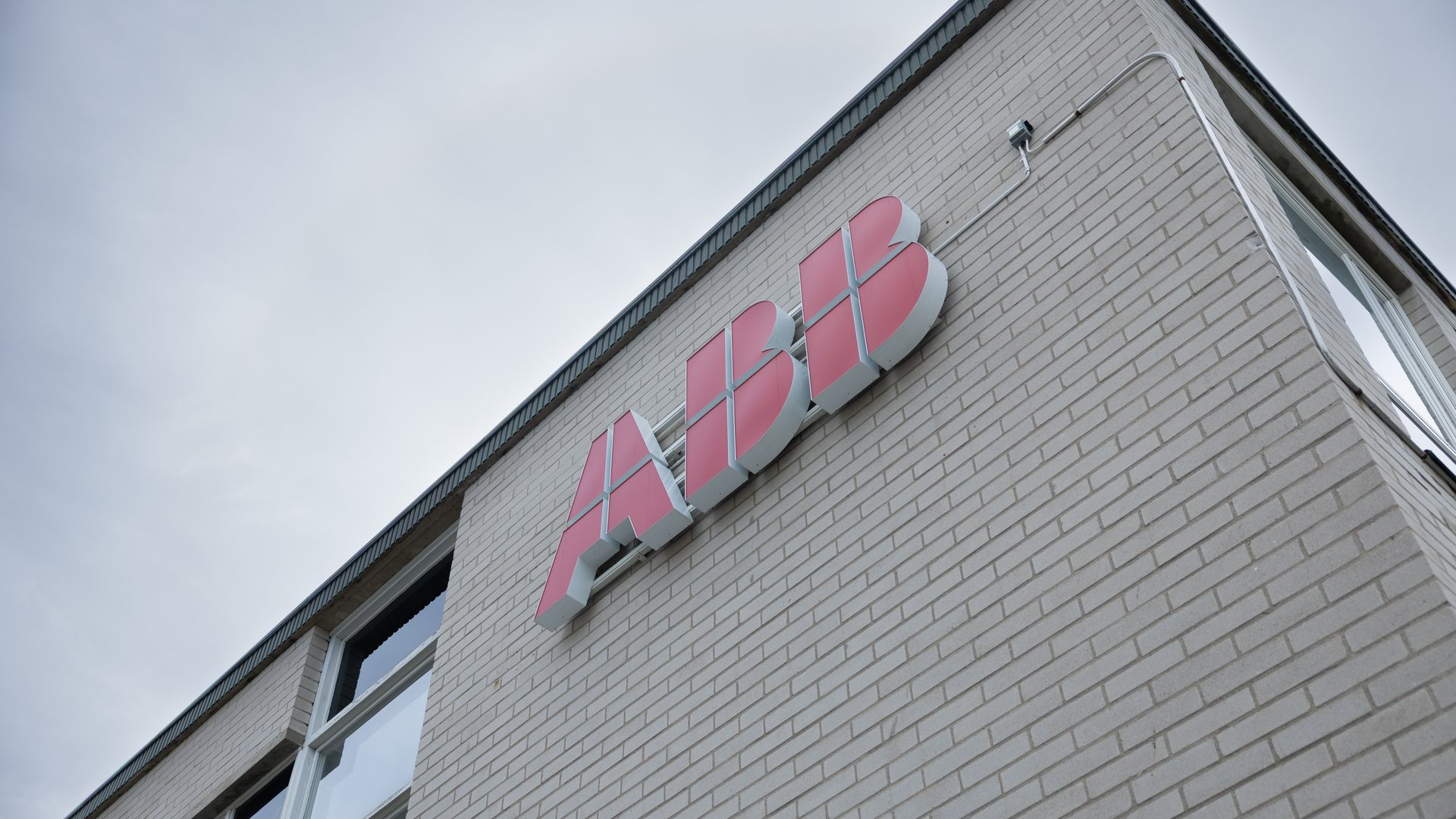 ABB:n urakoitsijan työntekijä kuoli työtapaturmassa Vaasassa – työntekijöillä ei ollut lainkaan putoamissuojausta