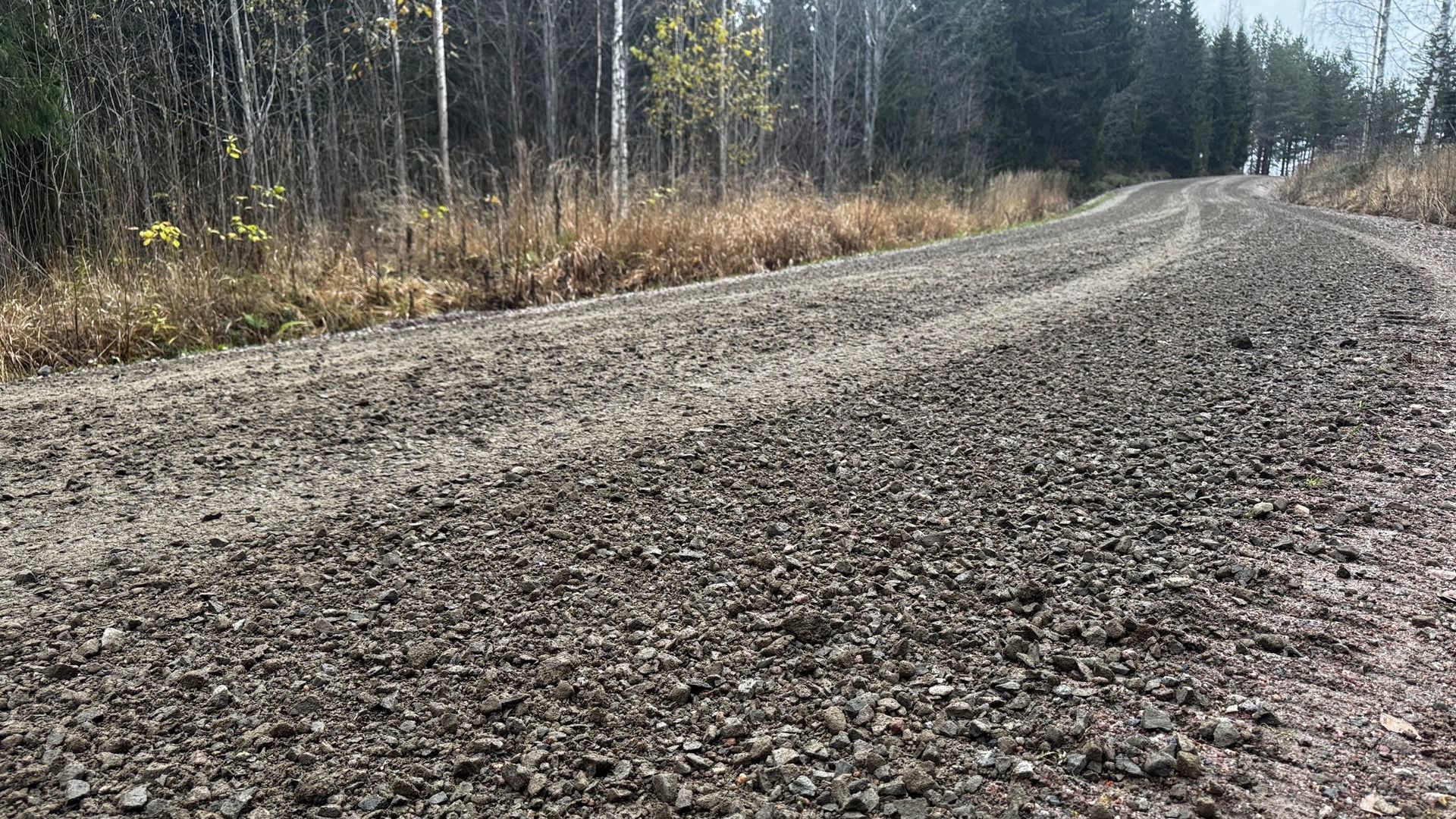 Kärkölässä levitettiin soraa tielle, ja Salmisen perheeltä hajosi viisi autonrengasta