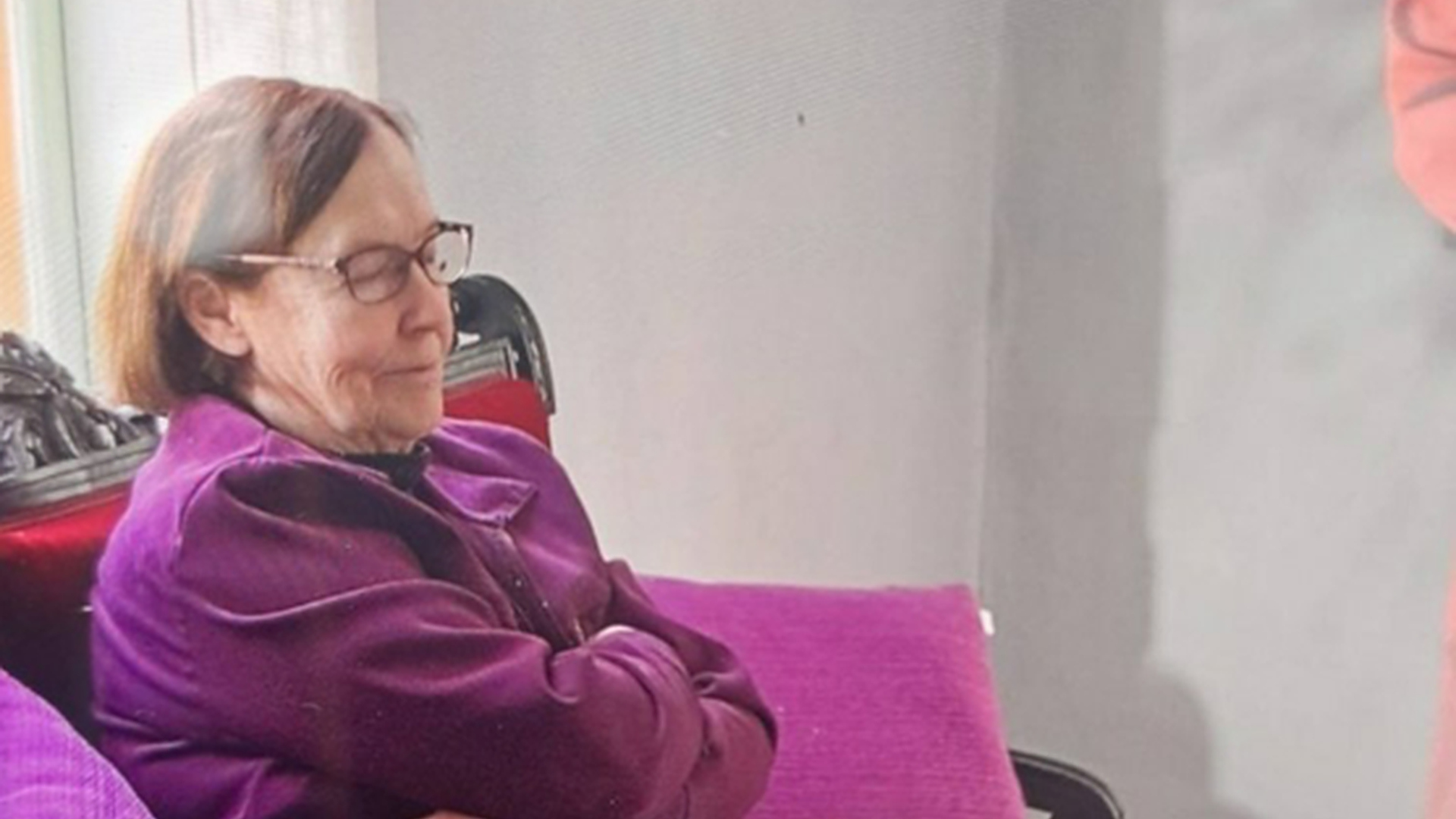 Oletko nähnyt tätä kumarassa kävelevää naista? Soita 112