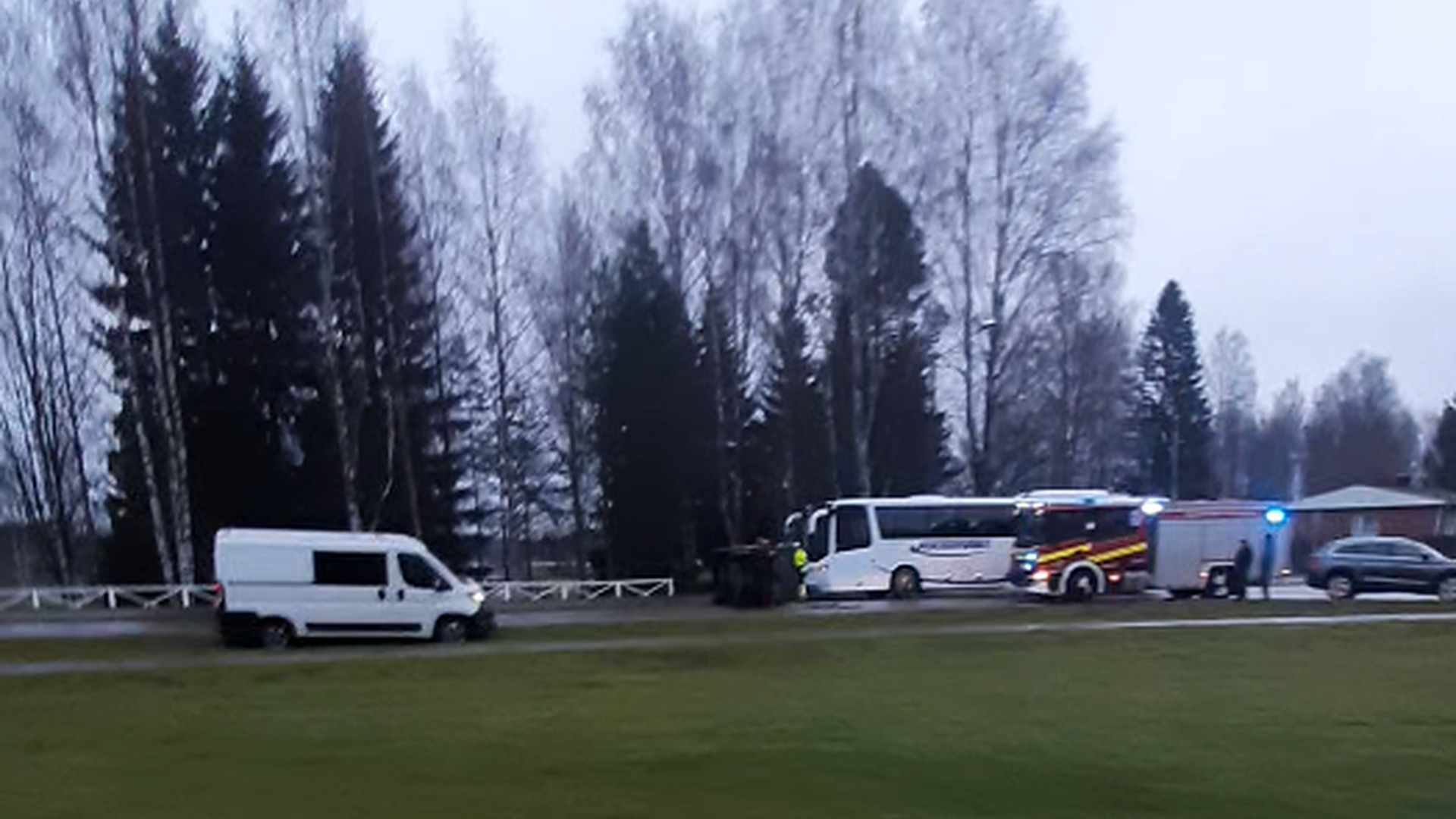 Bussi törmäsi – Traktorimönkijä kumoon