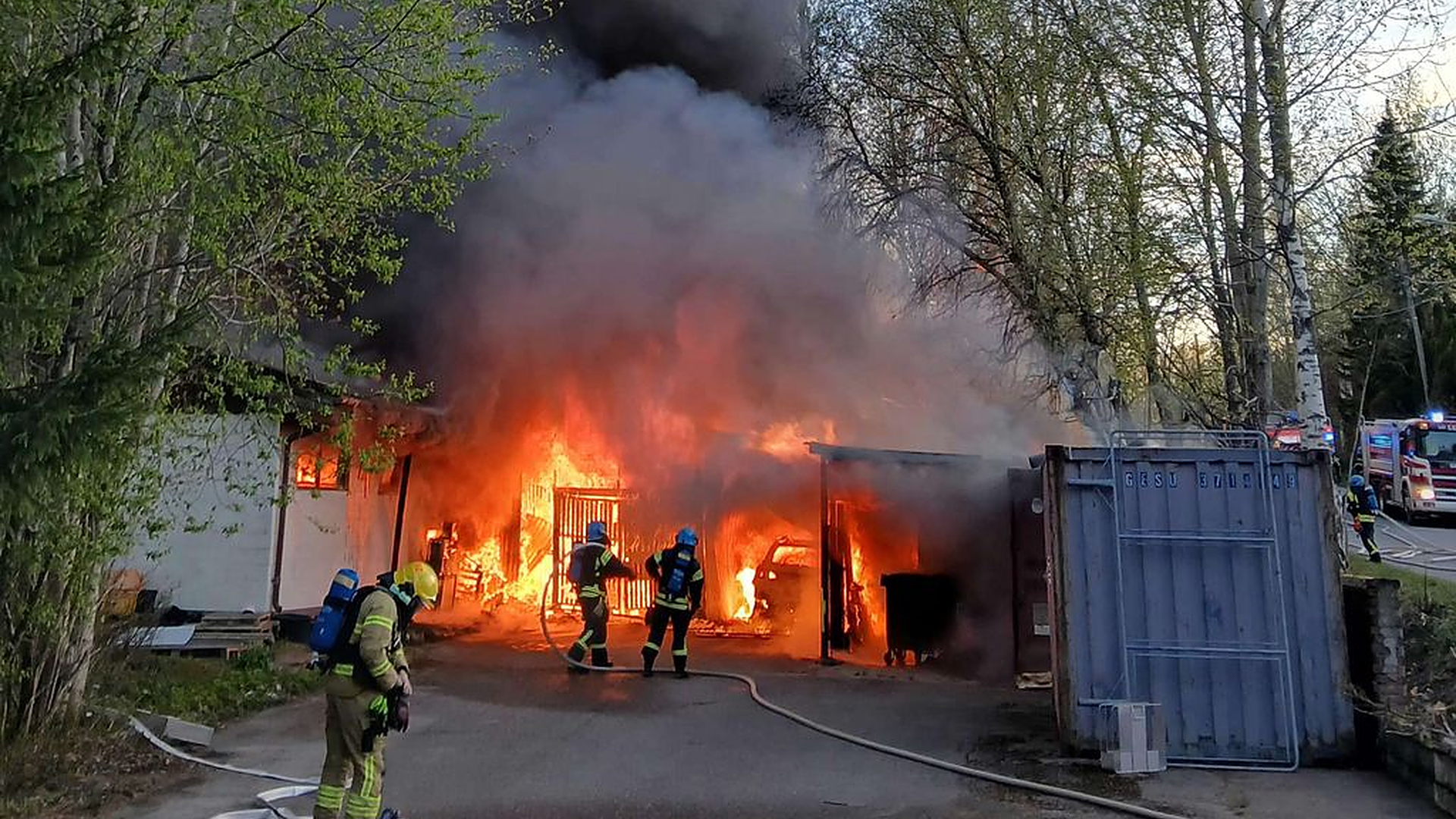 Isä ja puoliso pelastuivat viime hetkellä, kun poika sytytti talon tuleen