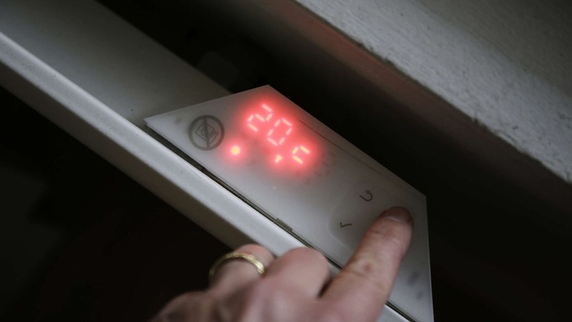 Tuuli kurittaa Suomea: Näin käy pörssisähkön