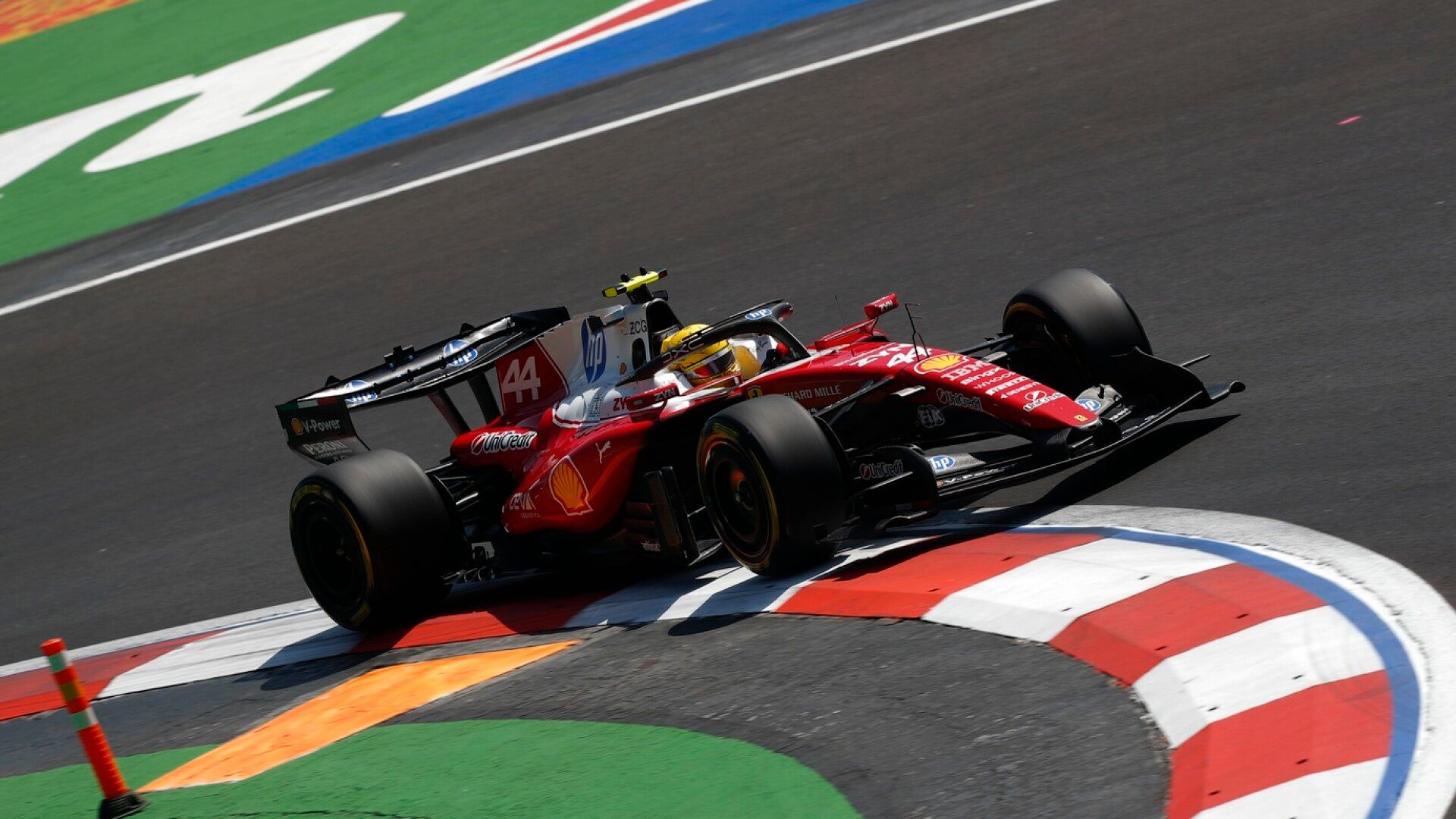 Lewis Hamilton teki historiaa Ferrarilla – Valtteri Bottakselle karmea nöyryytys