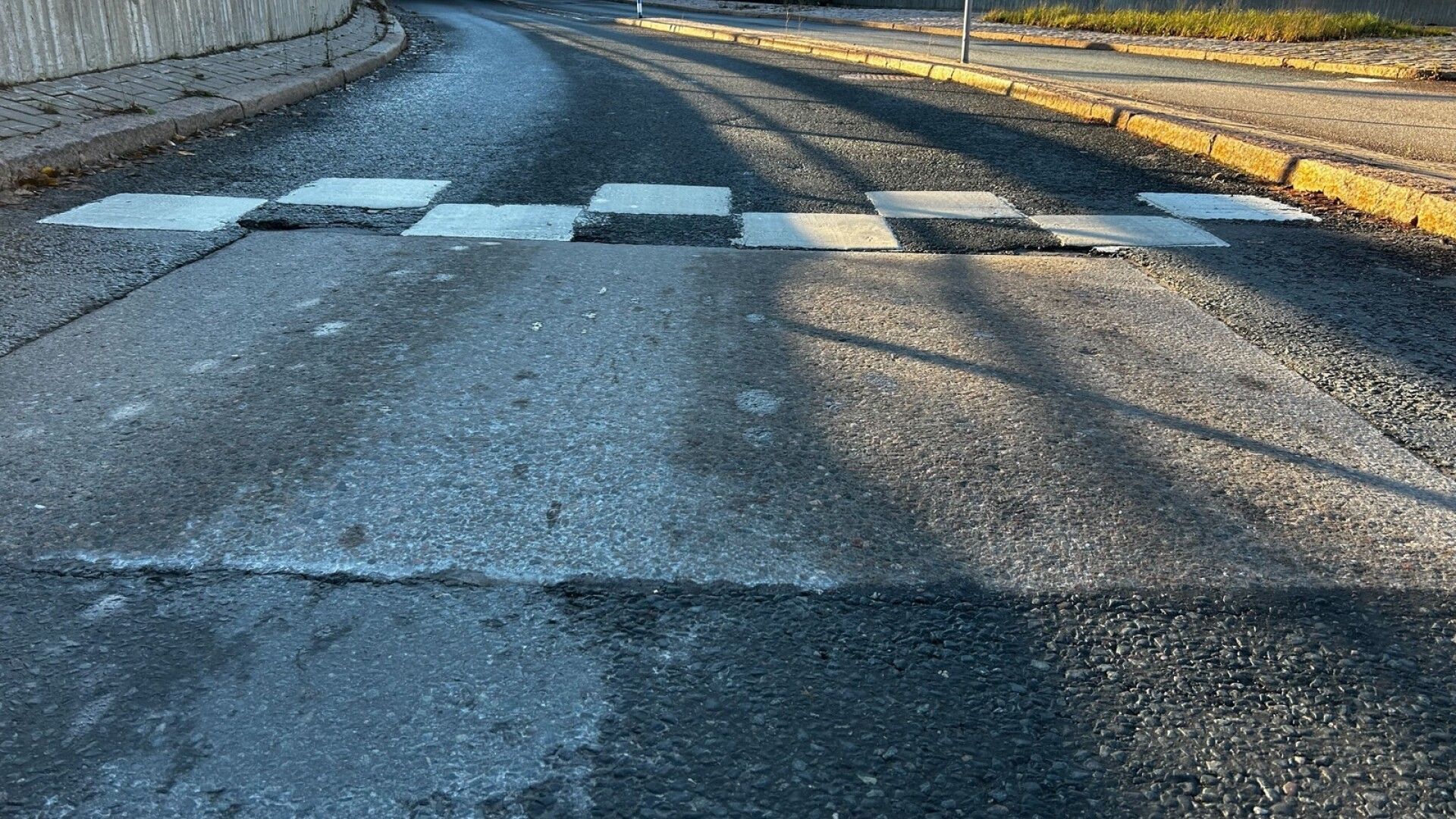 Talo tärisi, kun raskas ajoneuvo ajoi ohi – erikoinen syy paljastui