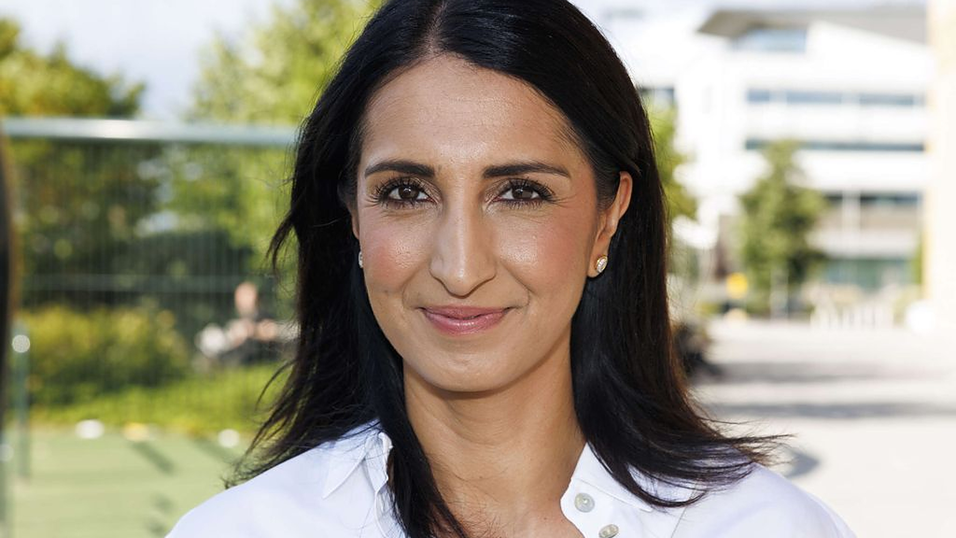 Nasima Razmyar otti kantaa – Sanat kuin suoraan Mira Luodin suusta