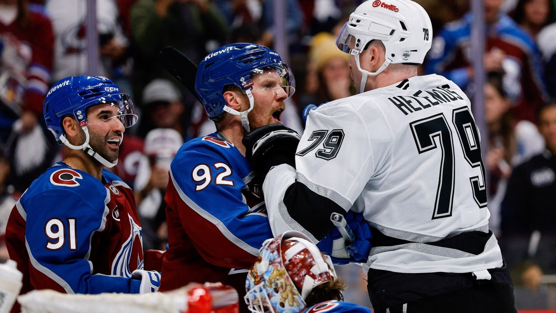 NHL:ssä todella törkeä taklaus – kaksi suomalaista hyökkäsi välittömästi kimppuun