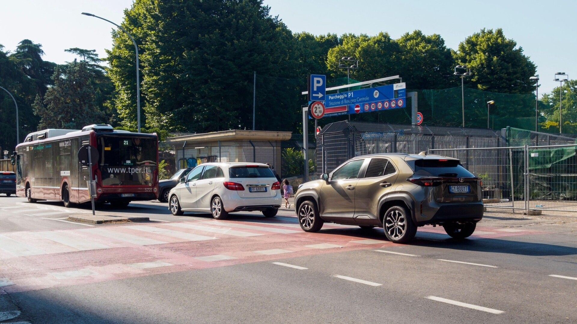 Nainen vaihtoi autoa – sitten postiluukkuun ropisi 165 sakkoa