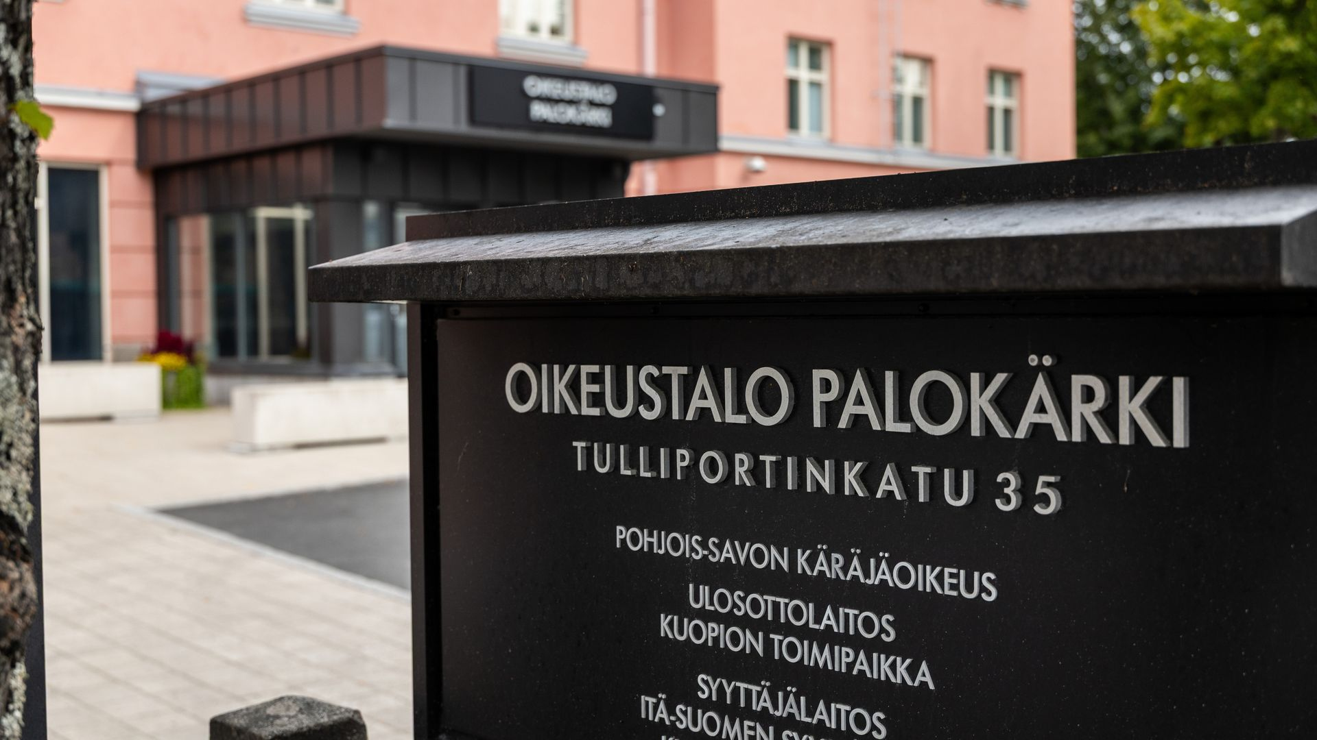 Pohjois-Savon käräjäoikeus tuomitsi parturin vankeuteen seksuaalisesta kajoamisesta