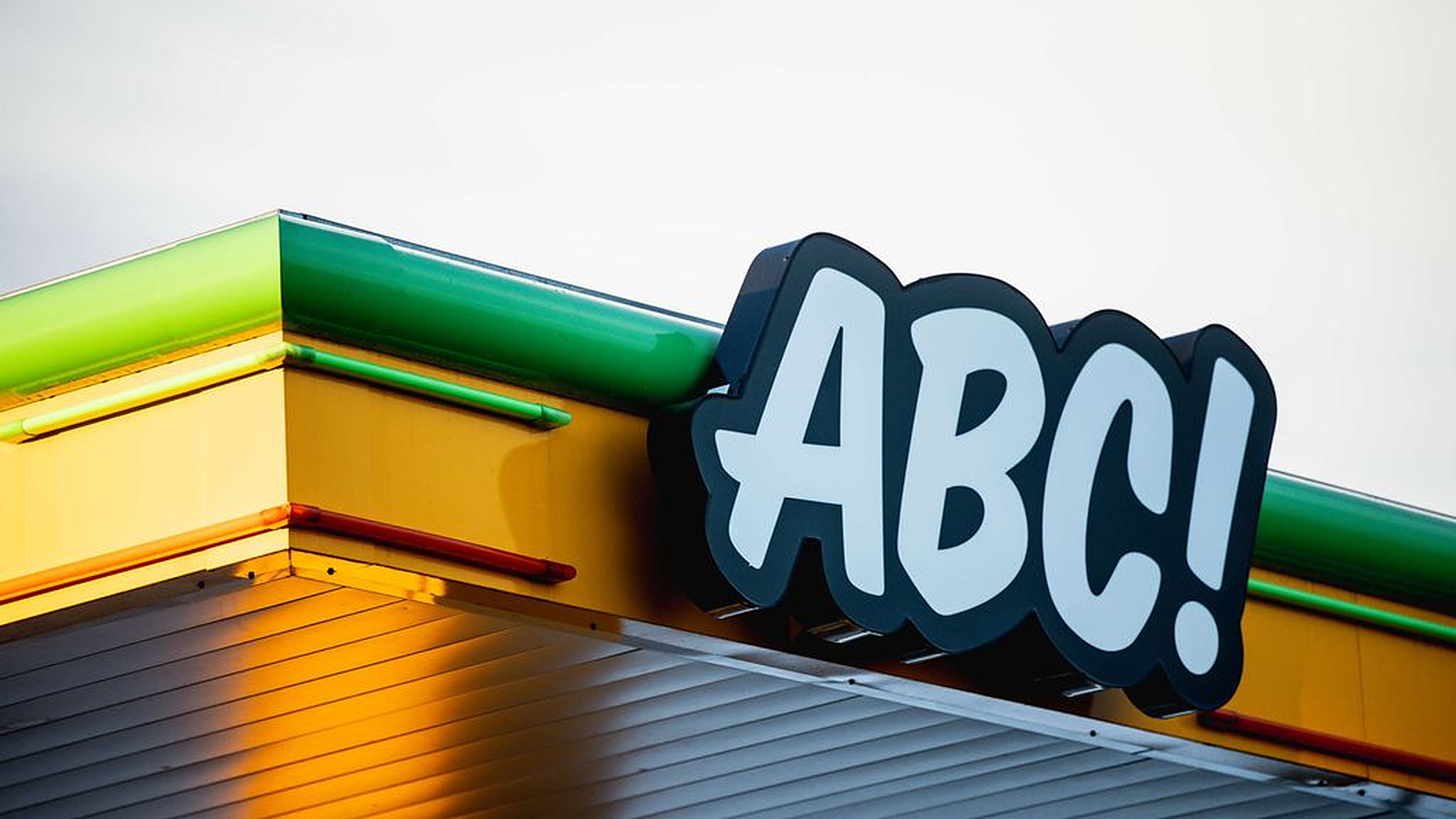 Meno lähti lapasesta ABC:llä Porissa – Nyt tuli parahdus: ”Eilen käveltiin pöydällä kengät jalassa”