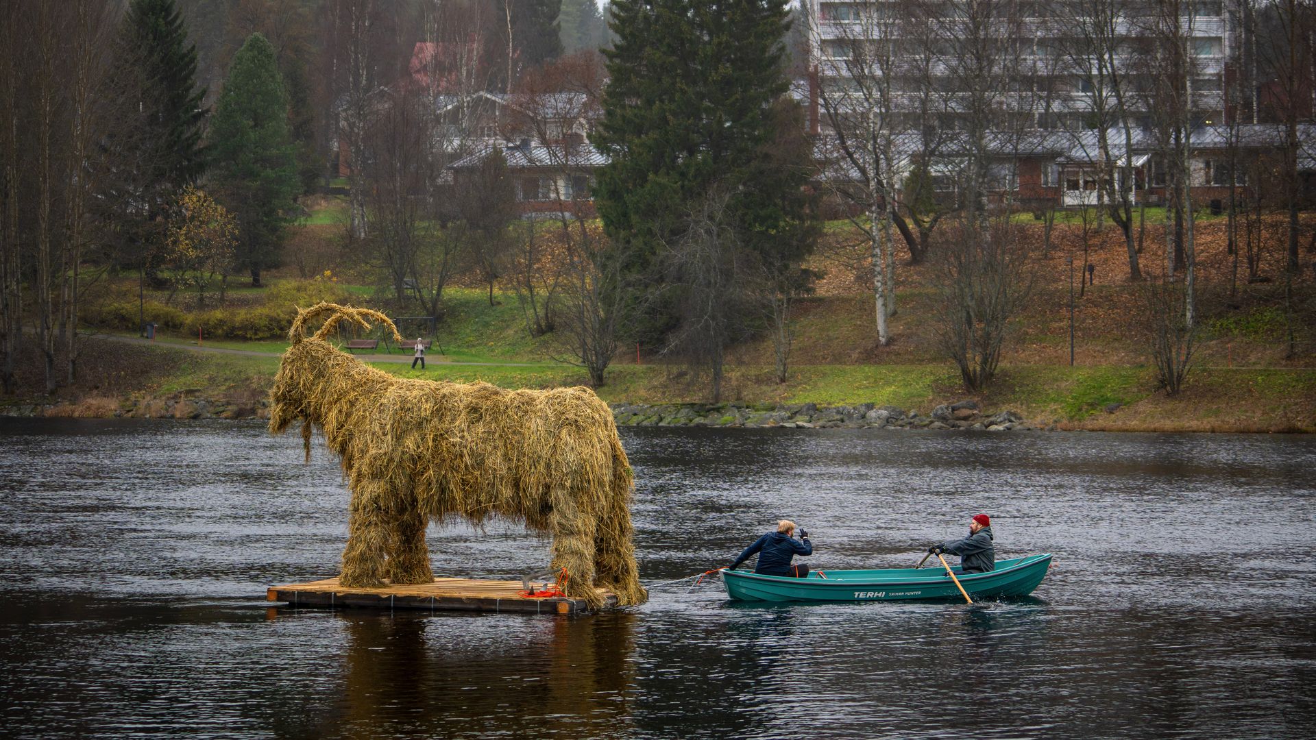 Kajaanissa palaa yli nelimetrinen kekripukki, katso suoraa lähetystä kello 18 alkaen