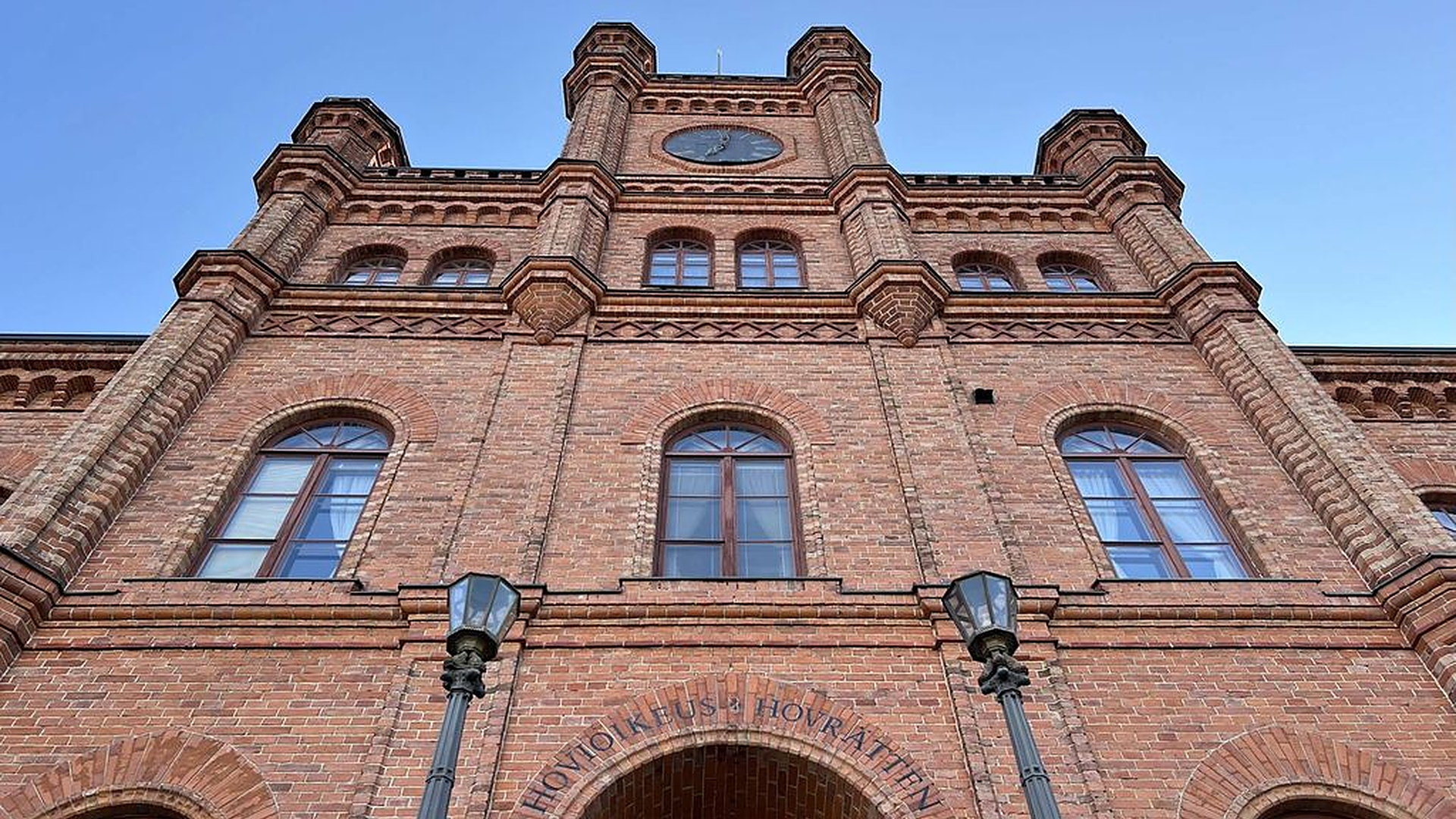 Nuori naispoliisi piinasi entisen miesystävänsä uutta puolisoa