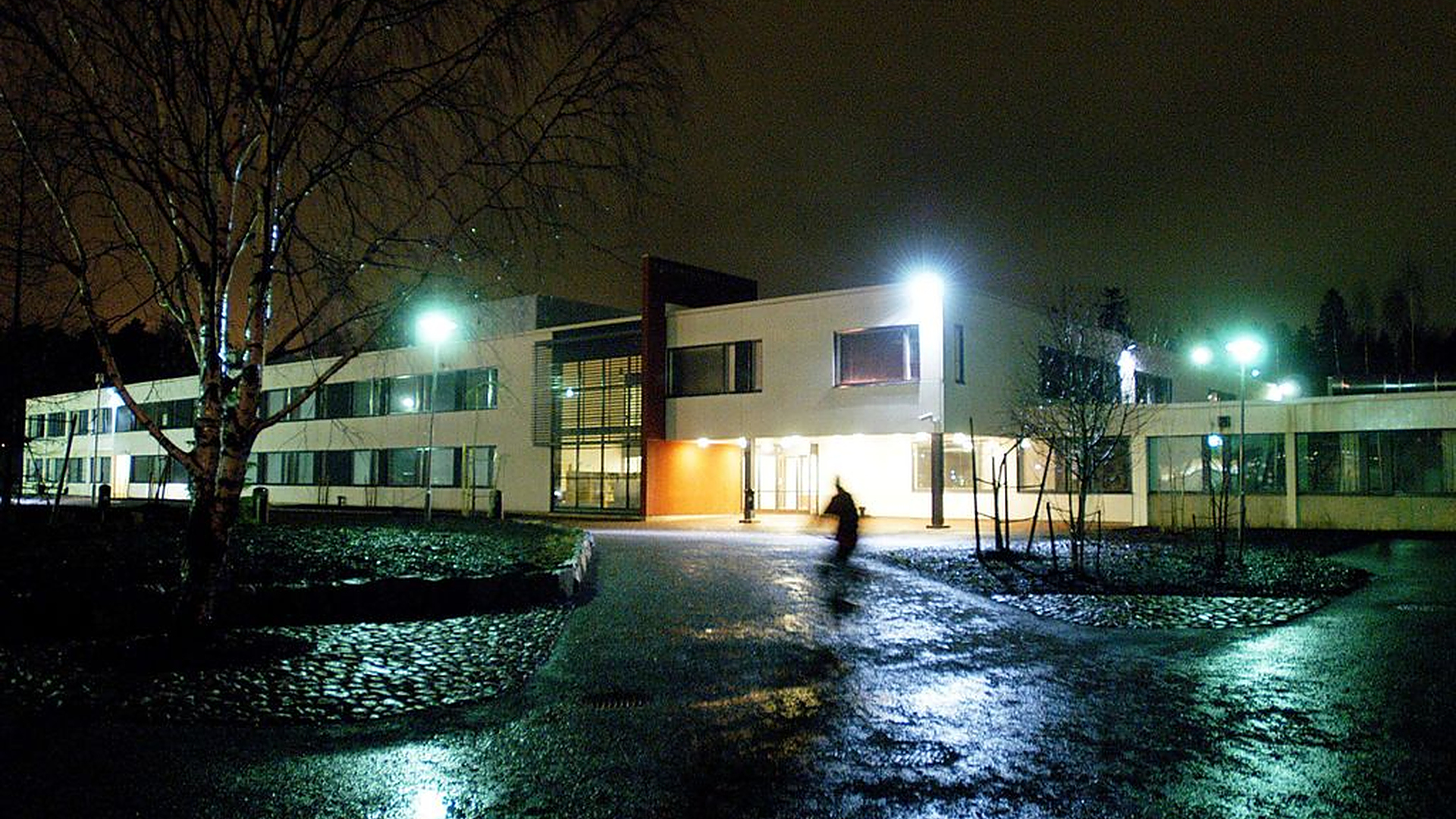Aggressiivinen häirikkö koulun pihalla Järvenpäässä – Pikkulapsille vammoja