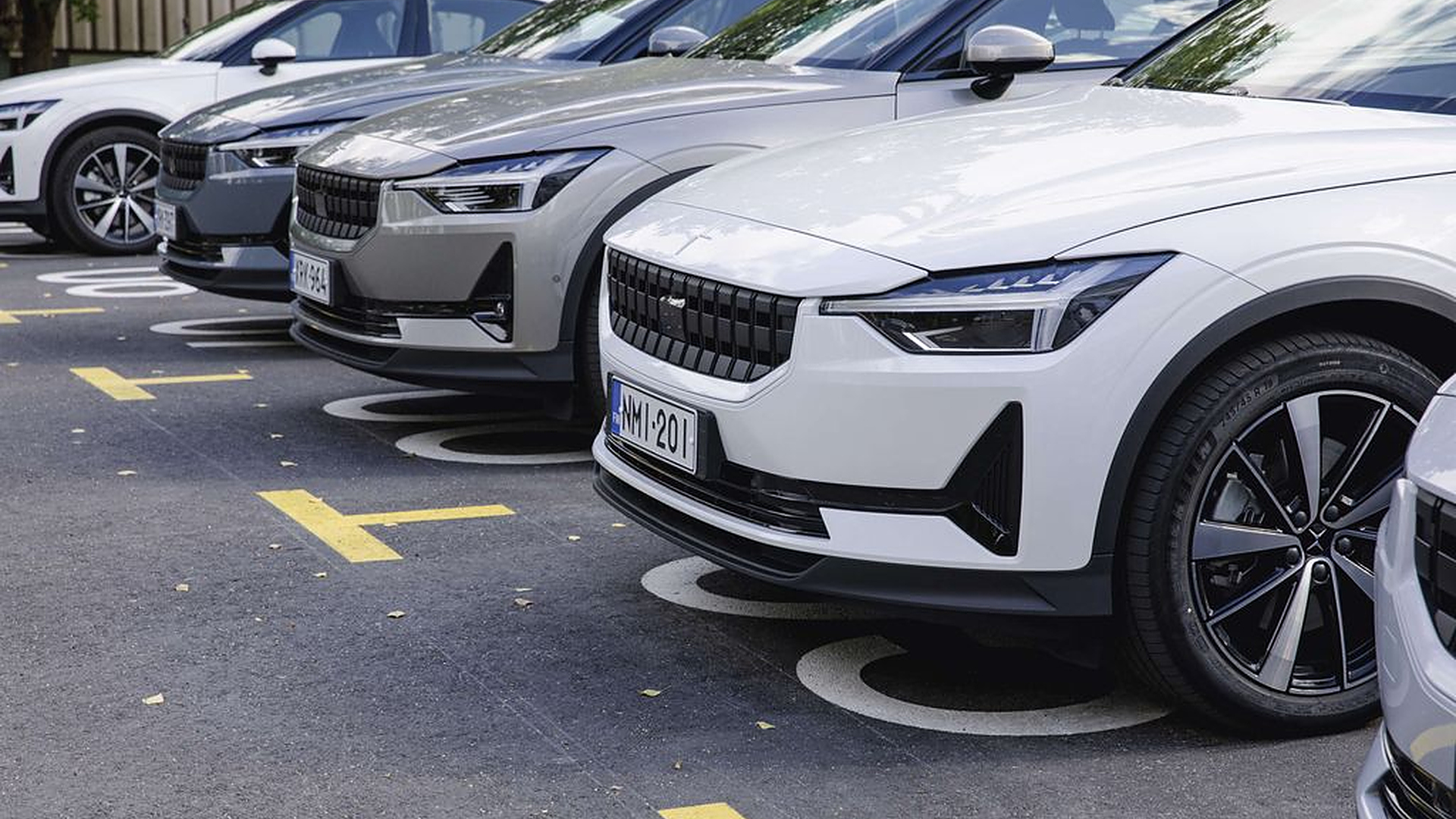 Mies osti Polestar 2:n alle kolmella tonnilla – Syy halpaan hintaan hämmästyttää